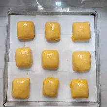 Tata adonan bolen diatas loyang yang sudah di alasi baking paper. Kemudian olesi permukaan adonan dengan bahan olesan.
