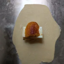 Letakkan bahan isian diatas kulit pastry.