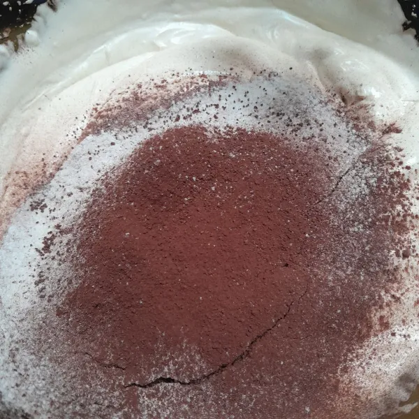 Lalu ayak tepung terigu dan coklat bubuk, mixer sampai tercampur rata.