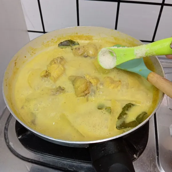 Tambahkan garam, lada bubuk & kaldu bubuk, aduk rata. Taburi bawang goreng, lalu siap disajikan opor ayam kentang.