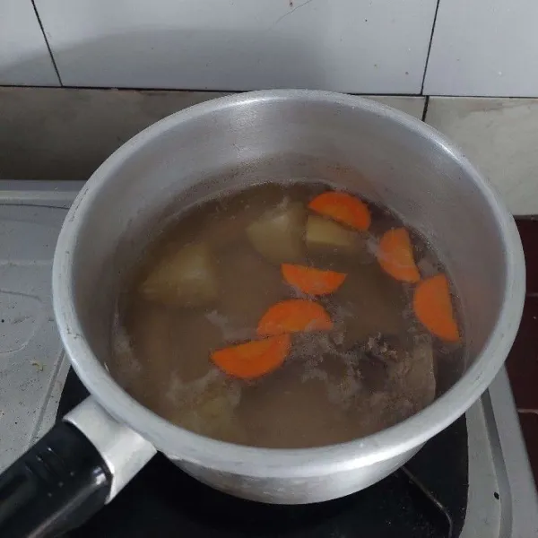 Rebus air dan masukan kentang, wortel dan hati ayam tambahkan garam dan gula pasir,masak hingga matang.