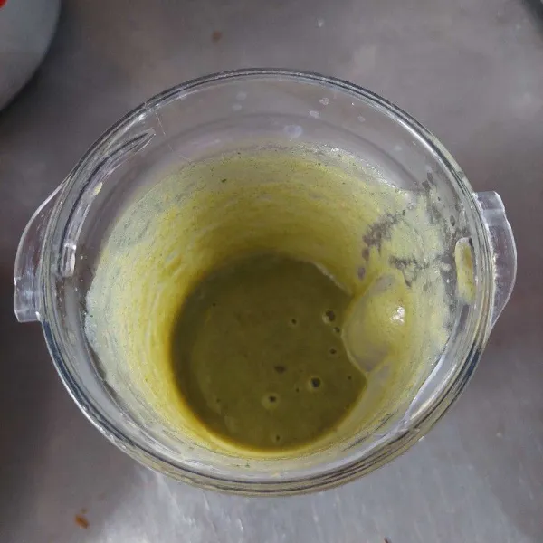 Setelah dingin, siapkan blender masukan kentang,hati,bayam dan wortel,tambahkan kuah secukupnya lalu blender.
