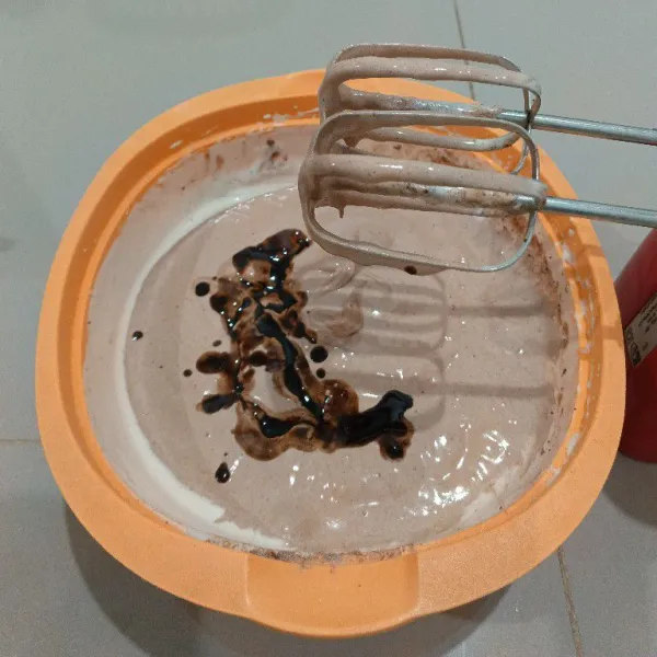 Tuang bahan B, aduk balik menggunakan spatula.