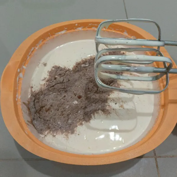 Tambahkan bahan A, aduk sebentar dengan kecepatan rendah hingga tercampur rata.