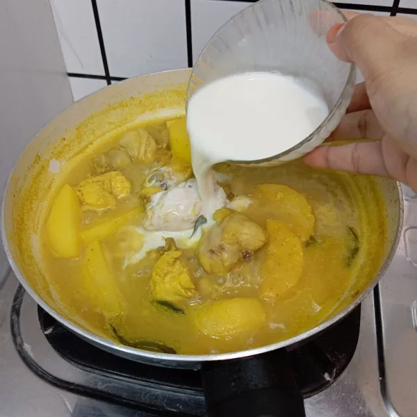 Tambahkan larutan krimer nabati, aduk rata.