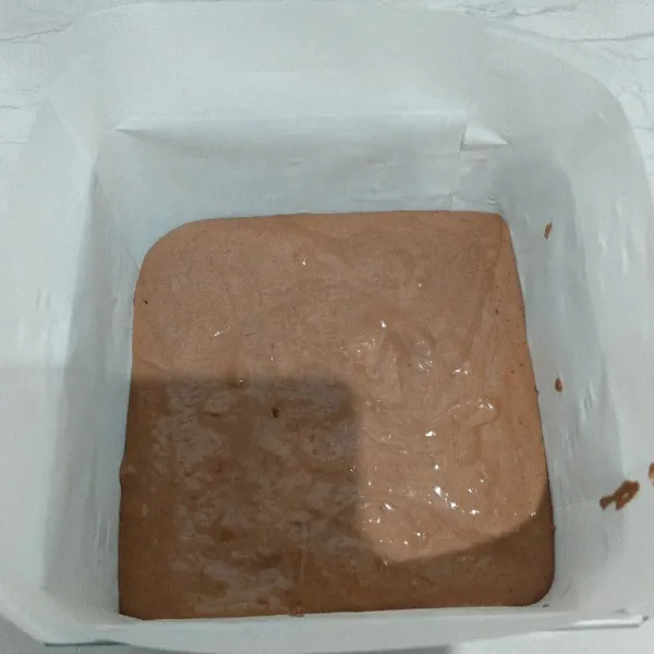 Tuang setengah adonan ke dalam loyang yang sudah di alasi dengan baking paper.