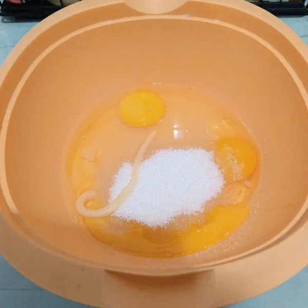 Campur semua bahan utama, mixer dengan kecepatan tinggi hingga adonan kental putih berjejak.
