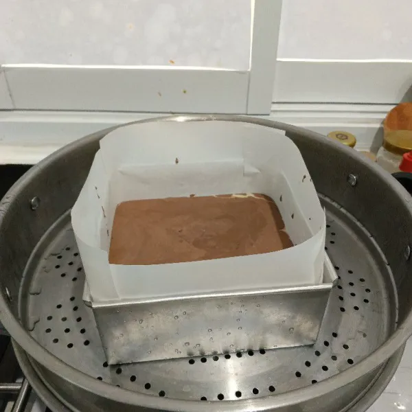 Panaskan panci pengukus, kukus adonan selama 35 menit atau sampai matang.