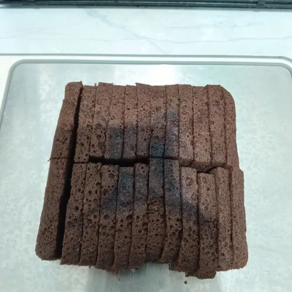 Setelah matang keluarkan brownies dari loyang, lalu potong sesuai selera.
