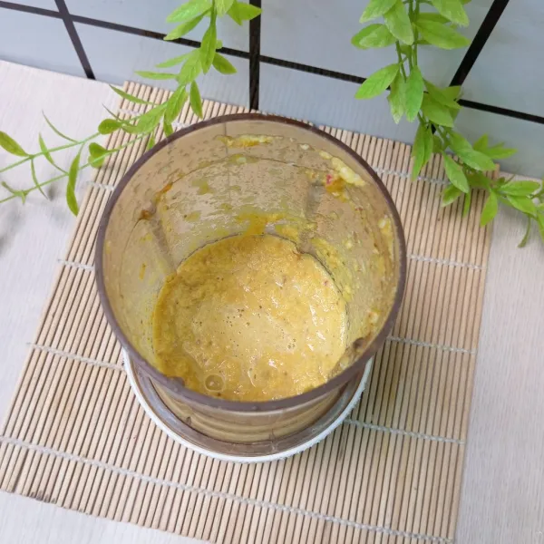 Blender bumbu halus sampai rata.
