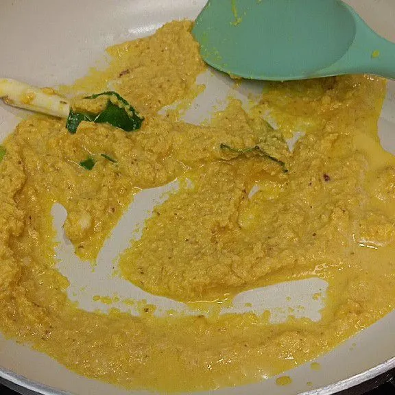 Tuang sedikit air, bumbu halus, sereh & daun salam di teflon. Masak sampai matang & bumbu tidak langu.
