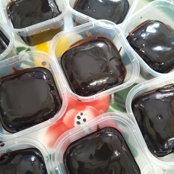 Setelah dingin brownies lalu tuang coklat ganache.