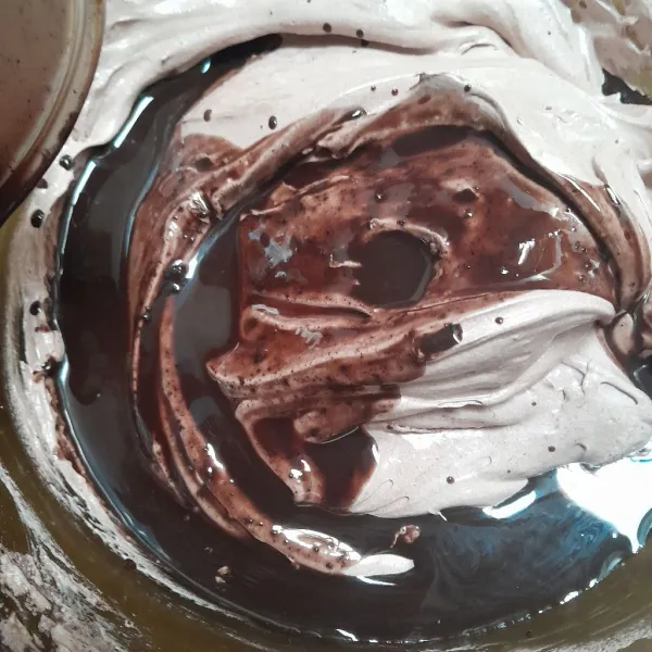 Masukkan DCC yang sudah dilelehkan dengan minyak goreng lalu aduk dengan sepatula sampai tercampur rata.