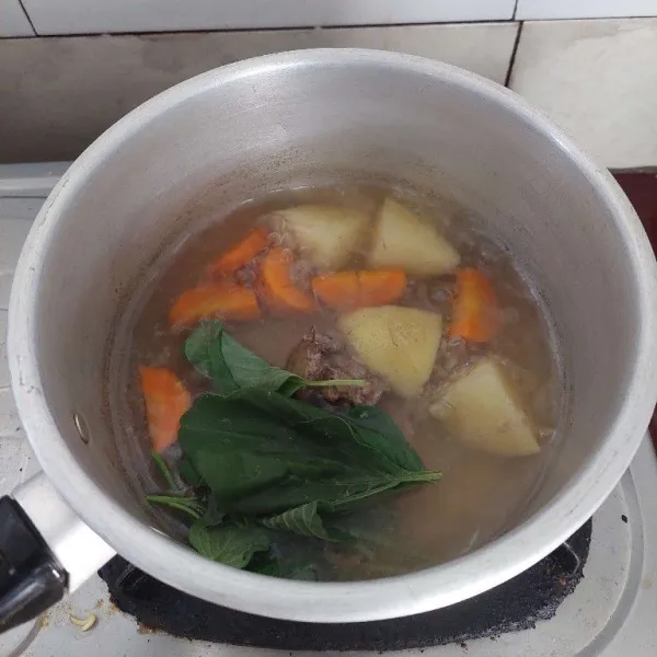 Selanjutnya masukan daun bayam, masak hingga makan, koreksi rasa.