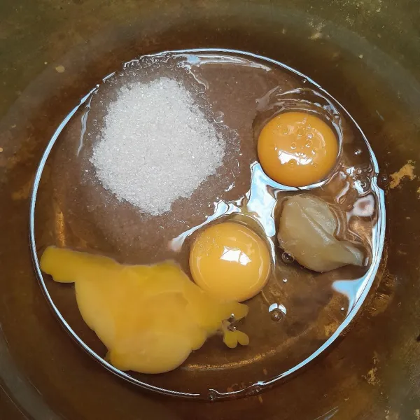 Masukan ke dalam mangkok telur, gula pasir, sp dan vanili.