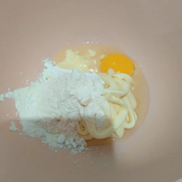 Campur semua bahan cream cheese, mixer dengan kecepatan tinggi hingga adonan tercampur rata. Sisihkan.