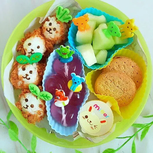 Lengkapi bekal dengan biskuit dan puding.