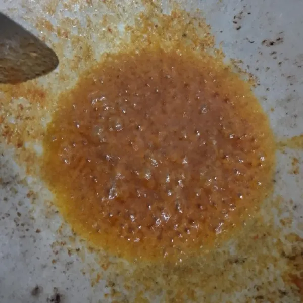 Tumis bumbu halus sampai harum dan bau lamgu hilang.