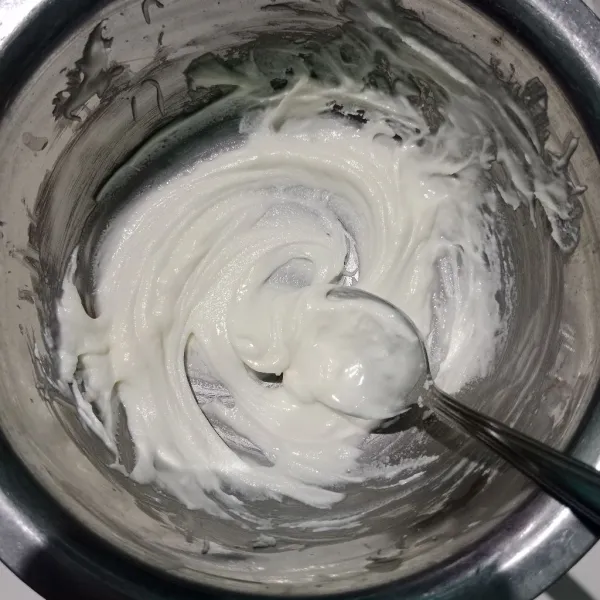 Leleh kan WCC dengan cara tim. Didihkan air, matikan api. Letakkan mangkok stainless berisis coklat serut. Aduk² hingga coklat meleleh. Jangan menggunakan air mendidih diatas kompor karena coklat justru akan susah leleh dan tekstur bergerindil