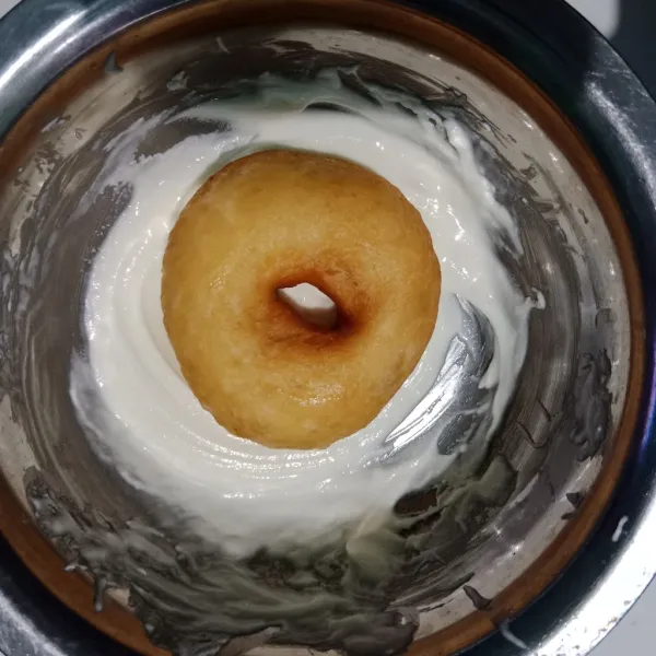 Celupkan donat dalam lekehan coklat putih lalu hias dengan sprinkle atau meses.
