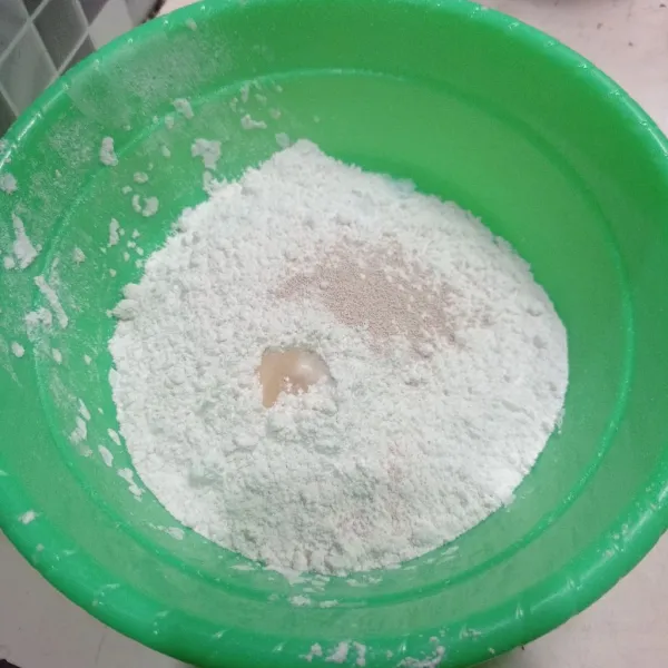 Masukan tepung terigu, ragi, garam, gula dan pasta vanila ke dalam wadah.