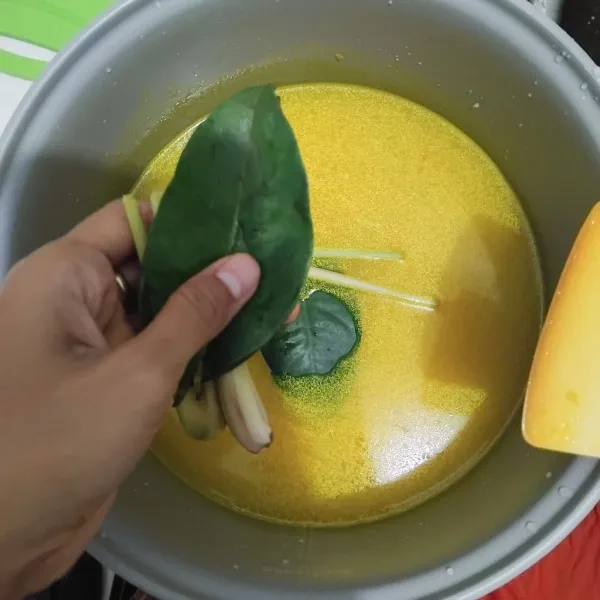 masukkan daun salam, sereh dan lengkuas