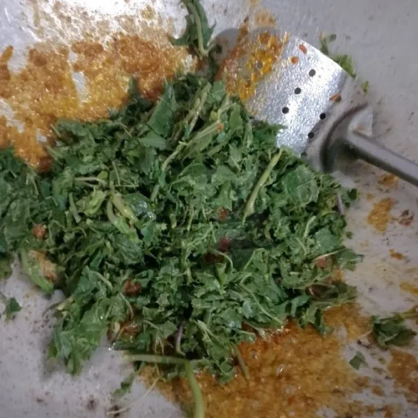 Masukkan daun singkong tambahkan kaldu jamur gula dan sejumput garam aduk rata terakhir masukkan air, masak sampai matang dan air menyusut.