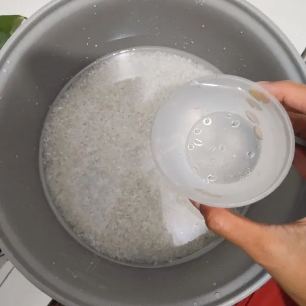 cuci beras dan tuang air