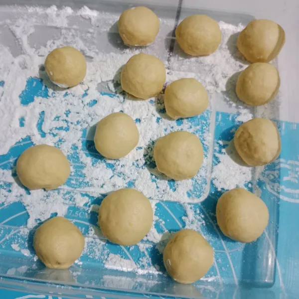 Bagi menjadi beberapa bagian atau timbang 30 g. Rounding adonan satu persatu. Diamkan 10 menit