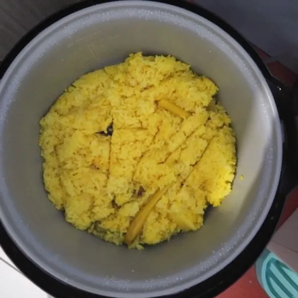 jika sudah matang, aduk rata nasi, lalu masak sekali lagi. selesai.