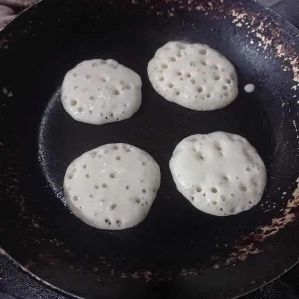 Setelah adonan mengembang aduk rata, panaskan teflon lalu masukan 1/2 sdm adonan, masak sampai bergelembung dan matang dengan api kecil, lakukan sampai selesai.