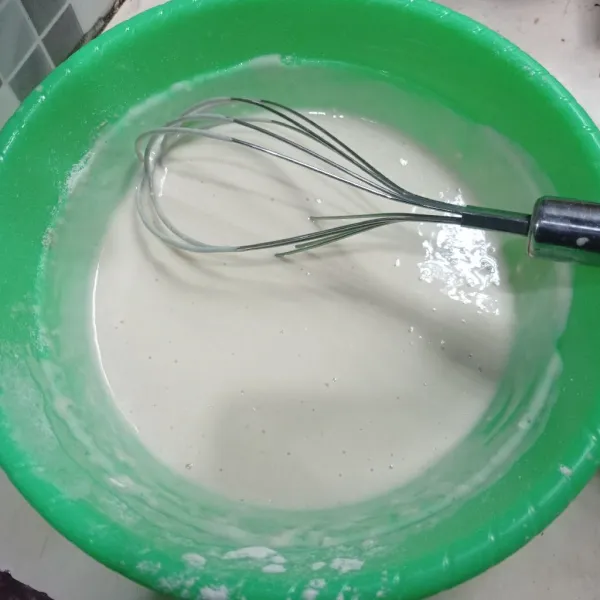 Tuang santan, aduk sampai tercampur rata dan adonan licin, lalu diamkan selama 20 menit.