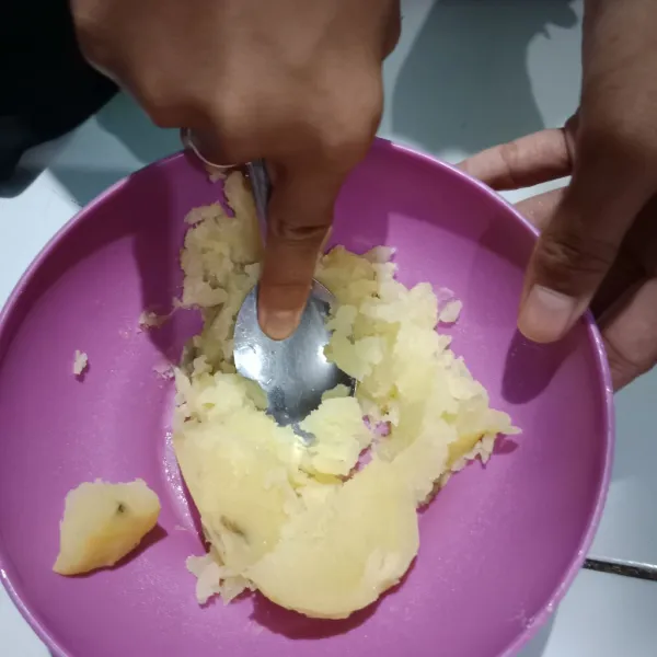 Kukus kentang, haluskan