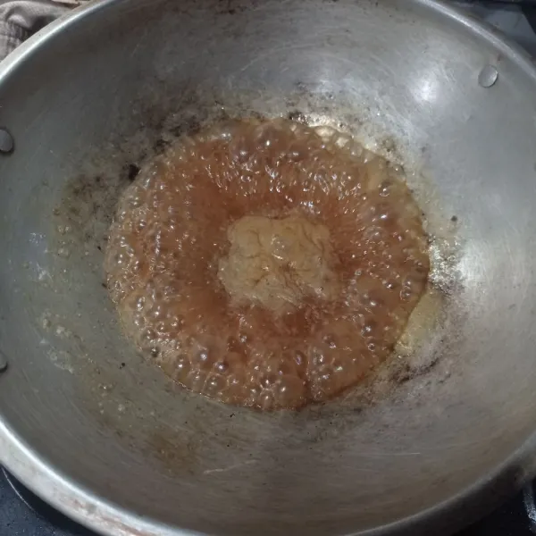 Sembari menunggu, masukan bahan saus (santan, gula merah, garam, pandan) kedalam wajan kecuali larutan maizena, masak sampai gula larut dan mendidih, lalu kentalkan dengan maizena, sisihkan.