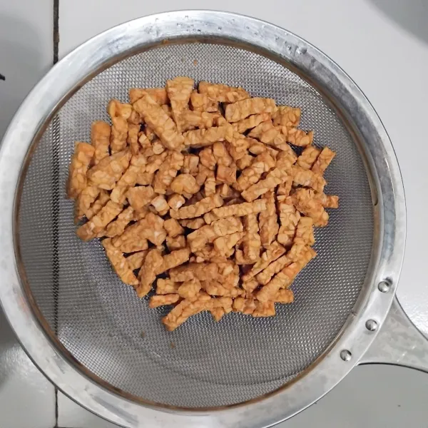 goreng tempe sampai garing, kemudian angkat dan tiriskan