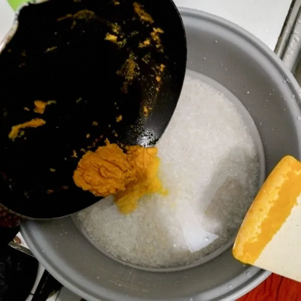 masukkan bumbu halus kemudian aduk rata