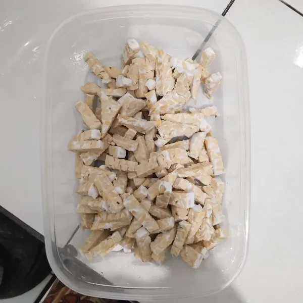 potong tempe membentuk korek api