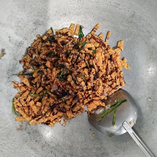 tuang kecap lalu aduk rata