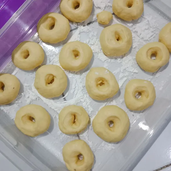 Lubangi adonan dengan spuit. Rapikan dan shaping adonan. Lalu proofing selama 30-45 menit atau hingga mengembang 2x lipat
