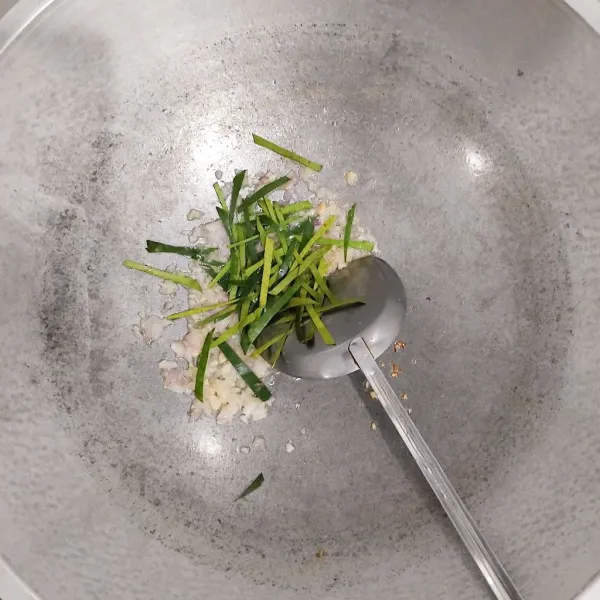 masukan daun jeruk, aduk rata sampai daun jeruk layu