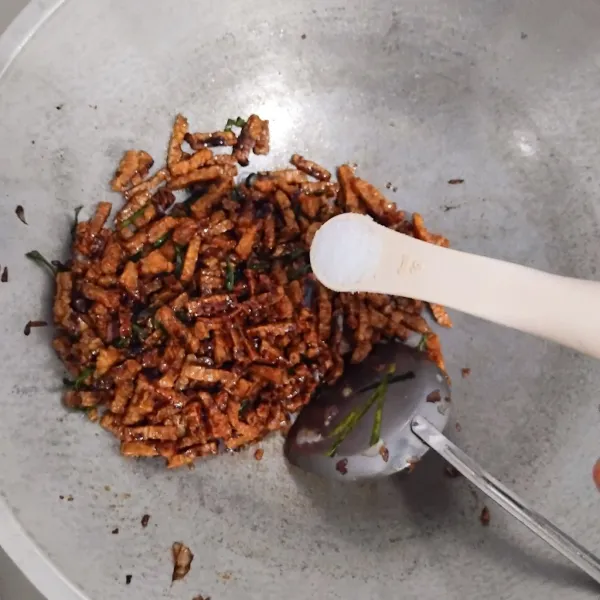 taburkan garam, aduk rata lagi. selesai.