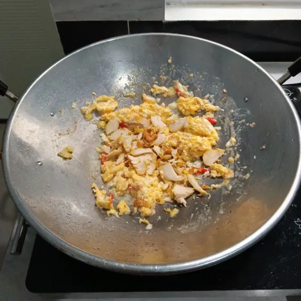 Masukkan irisan ayam goreng, aduk rata.