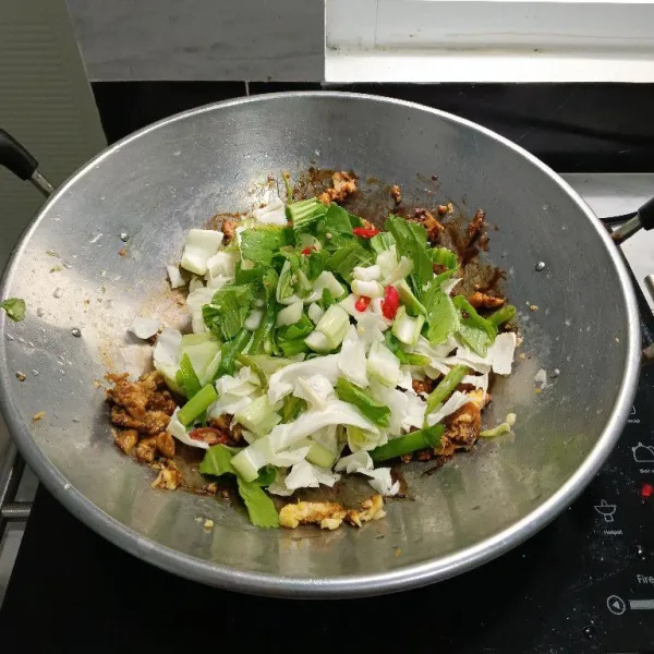 Tambahkan daun pokcoy, kol dan daun bawang.