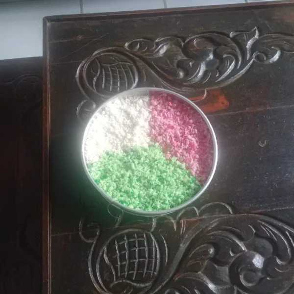 Susun adonan warna sesuai selera ke dalam loyang