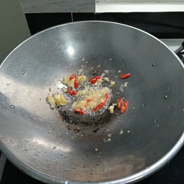Tumis bumbu halus dan cabe merah sampai harum.