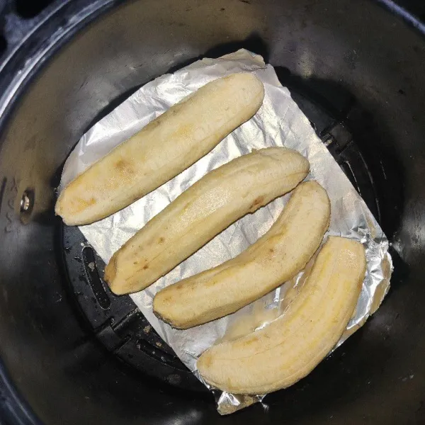Panggang pisang dengan air fryer menggunakan suhu 200 derajat celsius selama 10 menit.