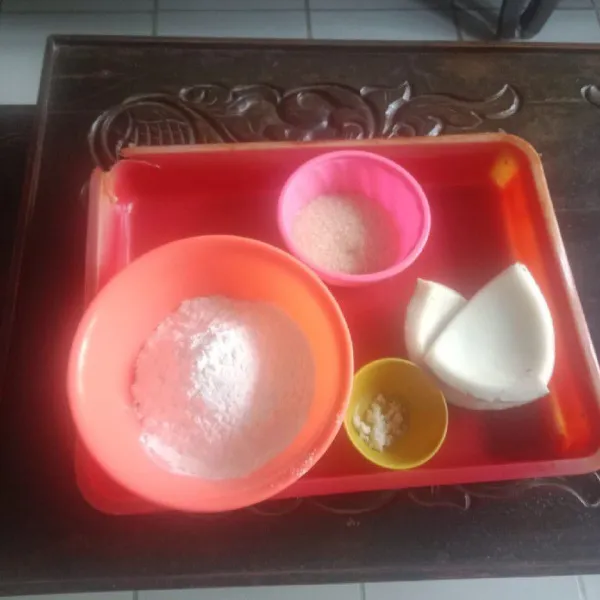 Siapkan bahan yang akan diolah, cuci kelapa yang akan diparut
