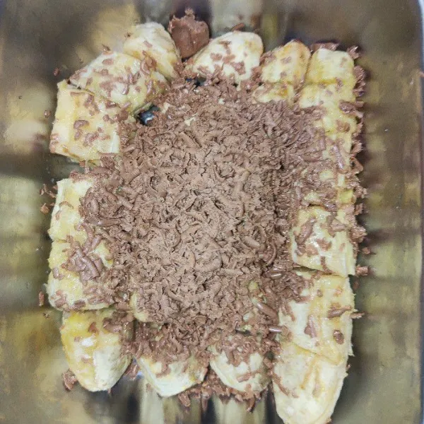 Tambahkan cokelat parut secukupnya.