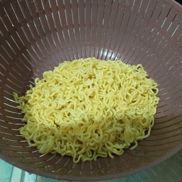 Angkat mie dan tiriskan.