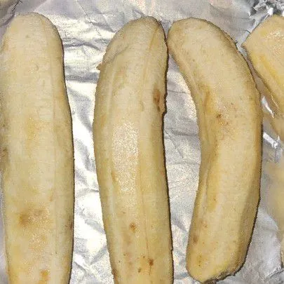Kupas dan bersihkan pisang.